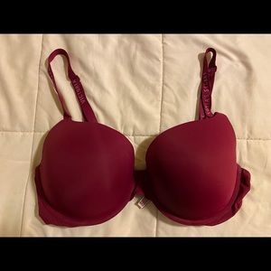 T-shirt push up by Victoria’s Secret bra
